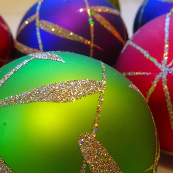Set of 9 Made in Poland Purple Green & Red Glittery Glass Ball Xmas Ornaments - Picture 5 of 12